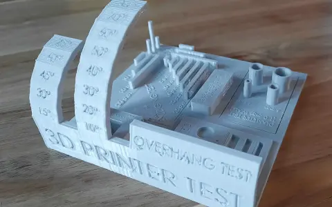Modello di test stampa 3d con angoli inclinati, ponti e cilindri per verificare la qualità della stampa.