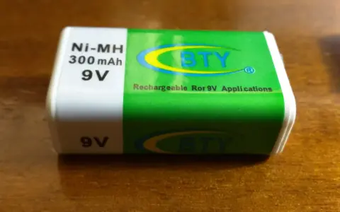 Batteria ricaricabile BTY 9V Ni-MH 300mAh. Il significato di Ni-MH è Nichel-Metallo Idruro, una tecnologia comune per batterie.