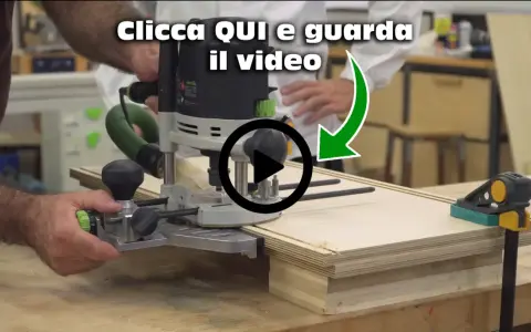 Creazione di una scanalatura nel legno senza fresa, con un utensile che guida il taglio.