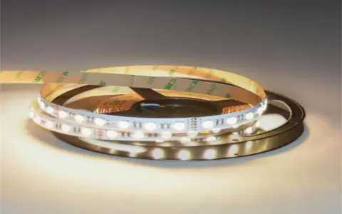 Bobina di striscia LED bianca calda con adesivo 3M, pronta per scoprire come collegare faretti led e illuminare i tuoi spazi.