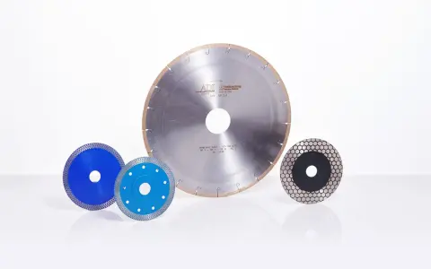 Dischi diamantati per forare granito, con diverse dimensioni e design, pronti per lavori di precisione.