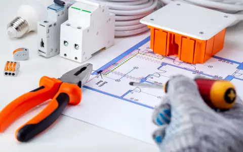 Schema elettrico con componenti per la messa a terra impianto elettrico: pinza, cacciavite, interruttori, scatola, lampadina e cavi.