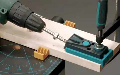 Attrezzo per guidare il trapano su un pezzo di legno, con morsetto e guida per fori precisi.