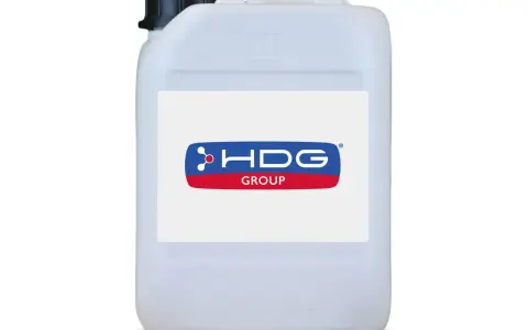 Bidone bianco con etichetta HDG GROUP. Contiene olio per proteggere il ferro dalla ruggine, ideale per la manutenzione.