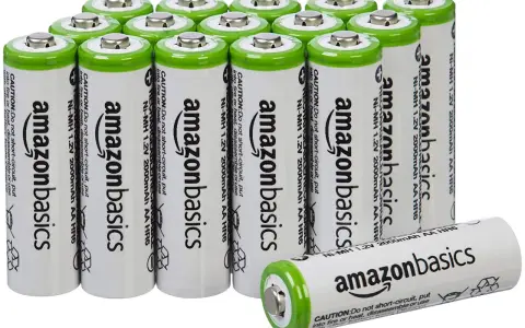 Un pacco di batterie ricaricabili AmazonBasics Ni-MH 1.2V 2000mAh AA HR6. Diversi tipi di batterie ricaricabili, ideali per dispositivi elettronici.
