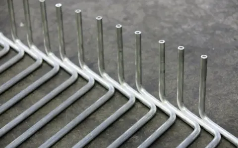 Tubi in acciaio inox piegati a formare un rastrello. La tecnica per come piegare un tubo in acciaio inox è fondamentale per ottenere queste forme precise.