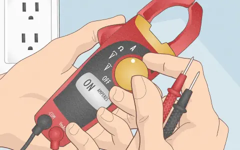 Mani che impostano un tester per misurare la corrente. Il selettore è su "AMPERES" per imparare come misurare la corrente con il tester.