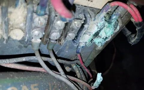 Corrosione verde e bianca sui contatti elettrici, un problema comune che richiede di sapere come pulire contatti elettrici per ripristinare la funzionalità.