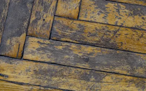 Parquet rovinato, con macchie scure e ingiallimenti. Scopri come togliere le macchie dal parquet per ridargli vita.