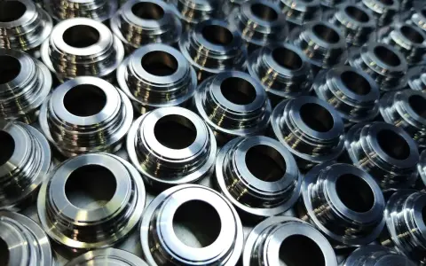 Molti componenti metallici con finitura lucida, pronti per la spazzolatura metalli.