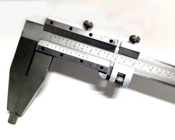 Un calibro di precisione con scala in millimetri e frazioni di millimetro, ideale per misurazioni di alta accuratezza, come un calibro cinquantesimale.