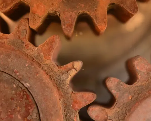 Ingranaggi arrugginiti, un esempio di come togliere la ruggine per ridare vita a vecchi meccanismi.