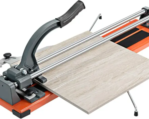 Tagliare piastrelle a mano con un tagliapiastrelle manuale. La piastrella chiara è pronta per essere tagliata con precisione.