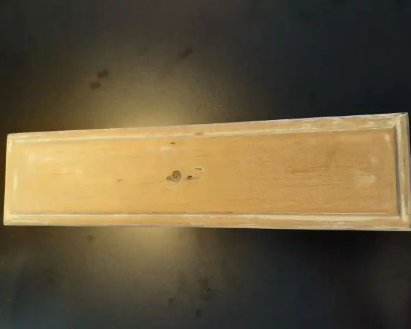 Legno grezzo con tracce di vernice da rimuovere. Un esempio pratico su come togliere la vernice dal legno.