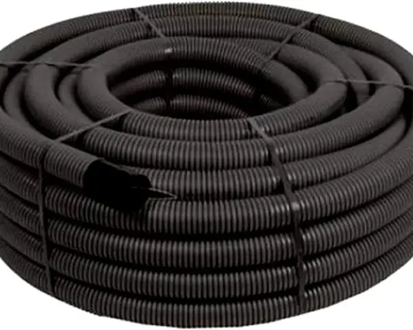 Rotolo di corrugati elettrici neri, con diversi diametri visibili, pronti per proteggere i cavi.