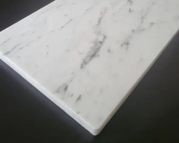Lastra di marmo bianco venato, pronta per forare il marmo e creare un nuovo design.
