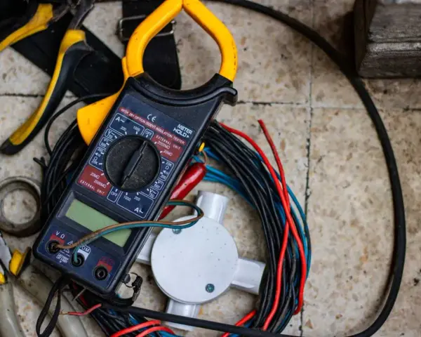 Strumenti elettrici, tra cui pinze e multimetro, pronti per imparare come spellare i cavi elettrici velocemente.