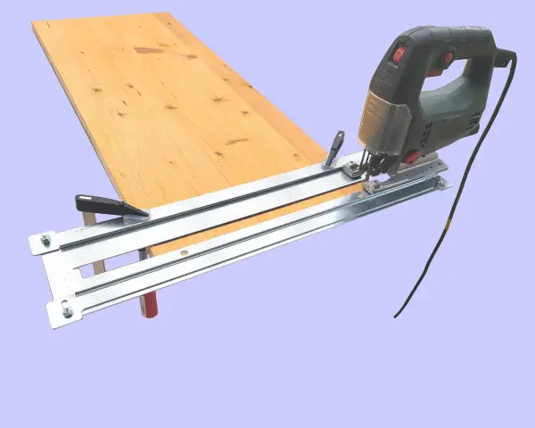 Seghetto alternativo pronto a tagliare legno su una guida metallica.