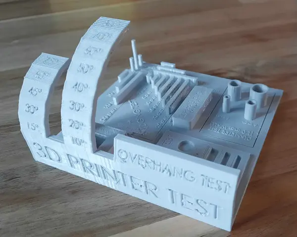 Modello di test stampa 3d con angoli inclinati, ponti e cilindri per verificare la qualità della stampa.