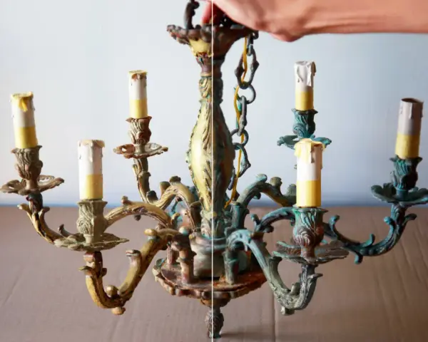 Prima e dopo: un lampadario in ottone con candele finte, mostra come pulire l'ottone con il bicarbonato per rimuovere l'ossidazione.