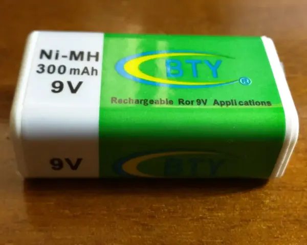 Batteria ricaricabile BTY 9V Ni-MH 300mAh. Il significato di Ni-MH è Nichel-Metallo Idruro, una tecnologia comune per batterie.