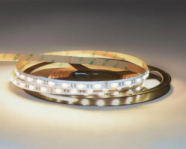 Bobina di striscia LED bianca calda con adesivo 3M, pronta per scoprire come collegare faretti led e illuminare i tuoi spazi.