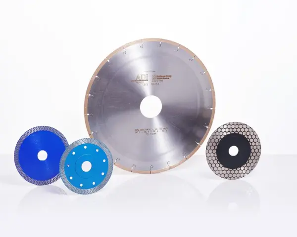 Dischi diamantati per forare granito, con diverse dimensioni e design, pronti per lavori di precisione.