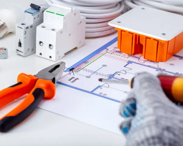 Schema elettrico con componenti per la messa a terra impianto elettrico: pinza, cacciavite, interruttori, scatola, lampadina e cavi.