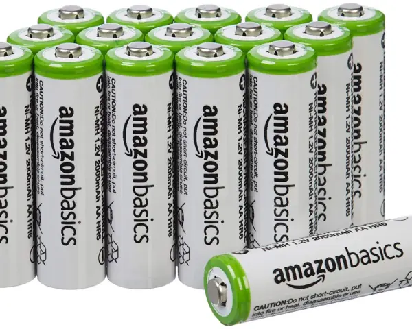 Un pacco di batterie ricaricabili AmazonBasics Ni-MH 1.2V 2000mAh AA HR6. Diversi tipi di batterie ricaricabili, ideali per dispositivi elettronici.