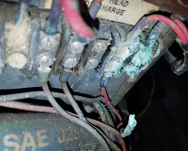 Corrosione verde e bianca sui contatti elettrici, un problema comune che richiede di sapere come pulire contatti elettrici per ripristinare la funzionalità.