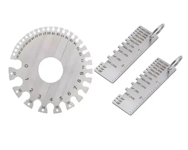 Strumenti di misurazione metallici, tra cui un disco graduato e due righelli, utili per determinare la portata di un calibro.