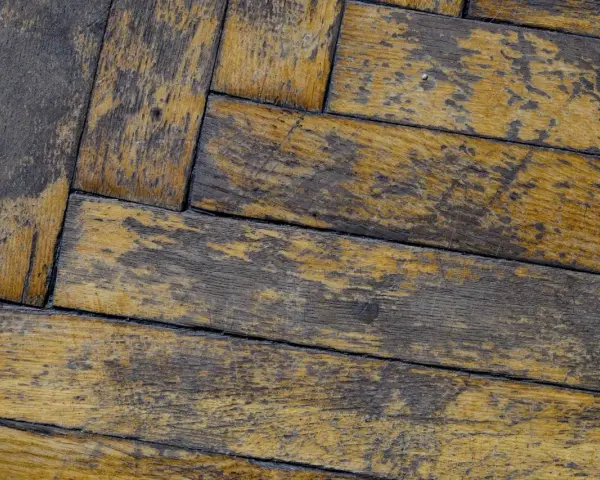 Parquet rovinato, con macchie scure e ingiallimenti. Scopri come togliere le macchie dal parquet per ridargli vita.
