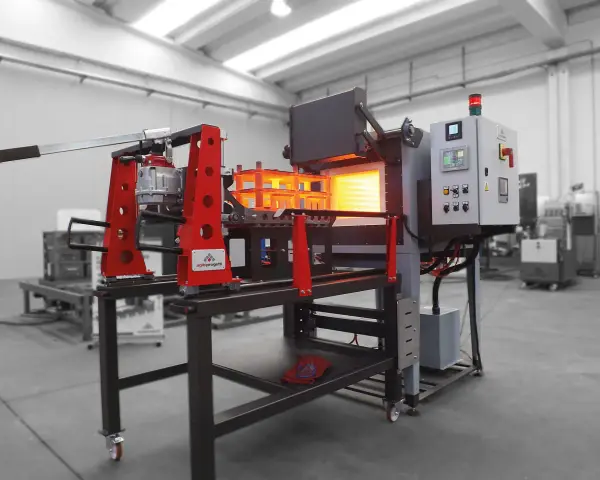 Macchina industriale per come temprare il ferro, con forno incandescente e pannello di controllo.