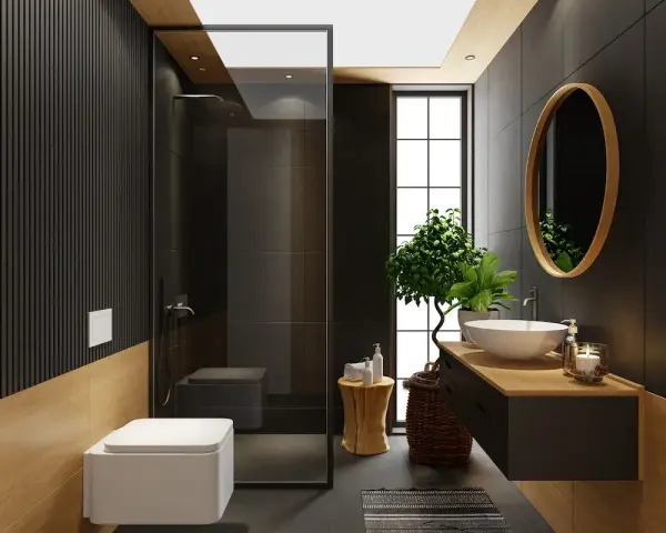 Bagno moderno con doccia, WC sospeso e lavabo. Le pareti sono rivestite con piastrelle nere e inserti in legno, creando un effetto di sovrapposizione che ricorda il lavoro di incollare piastrelle su piastrelle bagno.