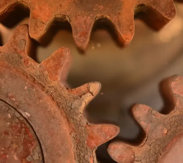 Ingranaggi arrugginiti, un esempio di come togliere la ruggine per ridare vita a vecchi meccanismi.