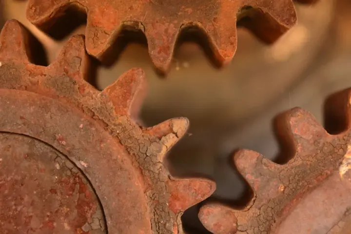 Ingranaggi arrugginiti, un esempio di come togliere la ruggine per ridare vita a vecchi meccanismi.