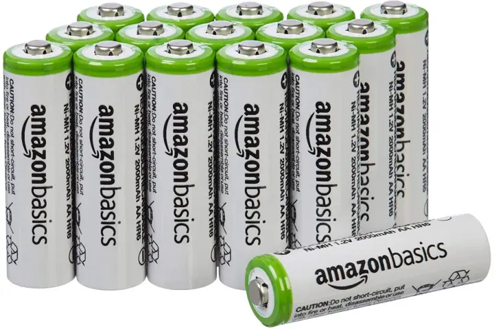 Un pacco di batterie ricaricabili AmazonBasics Ni-MH 1.2V 2000mAh AA HR6. Diversi tipi di batterie ricaricabili, ideali per dispositivi elettronici.