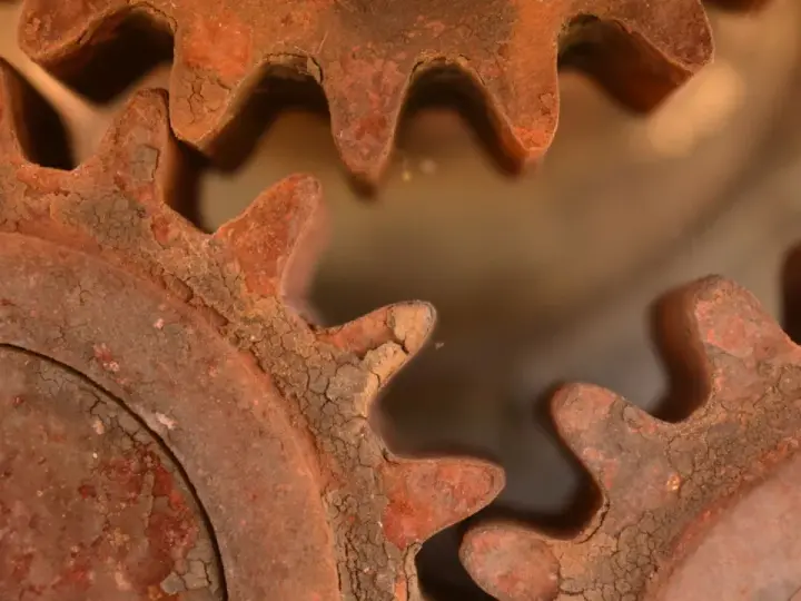 Ingranaggi arrugginiti, un esempio di come togliere la ruggine per ridare vita a vecchi meccanismi.