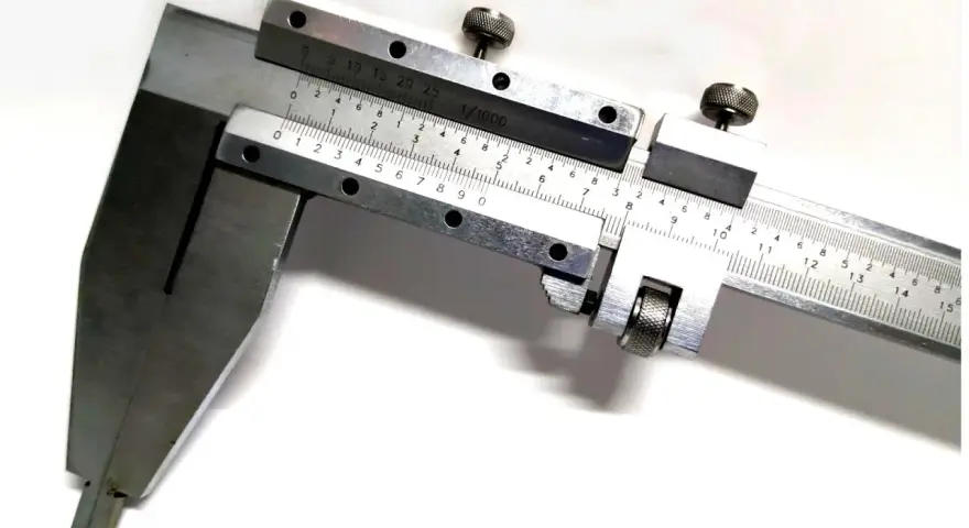 Un calibro di precisione con scala in millimetri e frazioni di millimetro, ideale per misurazioni di alta accuratezza, come un calibro cinquantesimale.