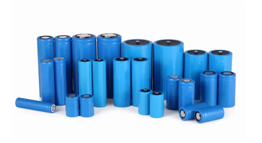 Un gruppo di batterie cilindriche blu, alcune NiMH, altre al litio, di varie dimensioni, disposte su sfondo bianco.