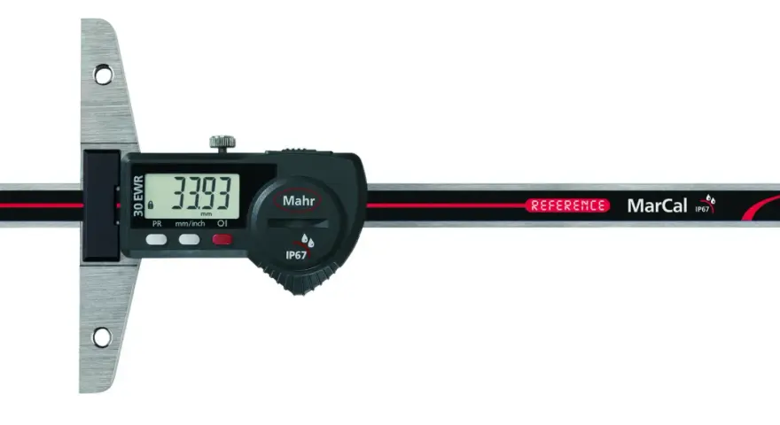 Calibro digitale Mahr MarCal per misurare la profondità, con display che mostra 33.93 mm.