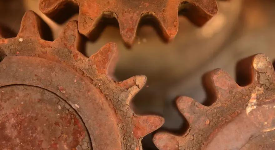 Ingranaggi arrugginiti, un esempio di come togliere la ruggine per ridare vita a vecchi meccanismi.