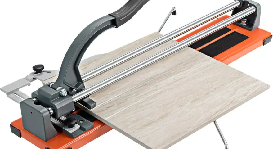 Tagliare piastrelle a mano con un tagliapiastrelle manuale. La piastrella chiara è pronta per essere tagliata con precisione.