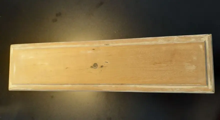 Legno grezzo con tracce di vernice da rimuovere. Un esempio pratico su come togliere la vernice dal legno.