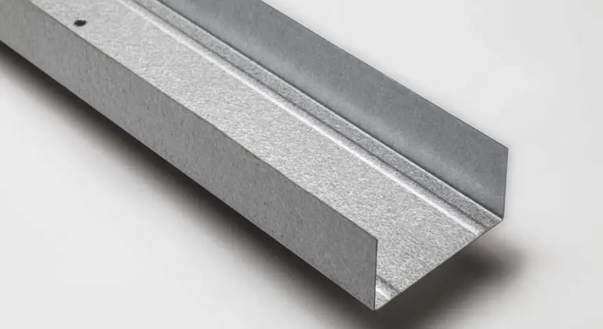 Profilo metallico per cartongesso, ideale per creare strutture resistenti. Utile per fissaggi con punte trapano cartongesso.