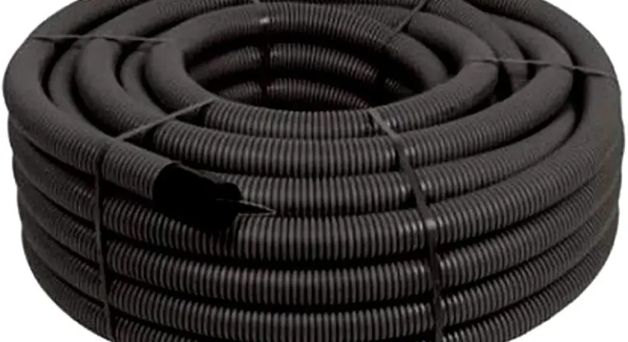 Rotolo di corrugati elettrici neri, con diversi diametri visibili, pronti per proteggere i cavi.