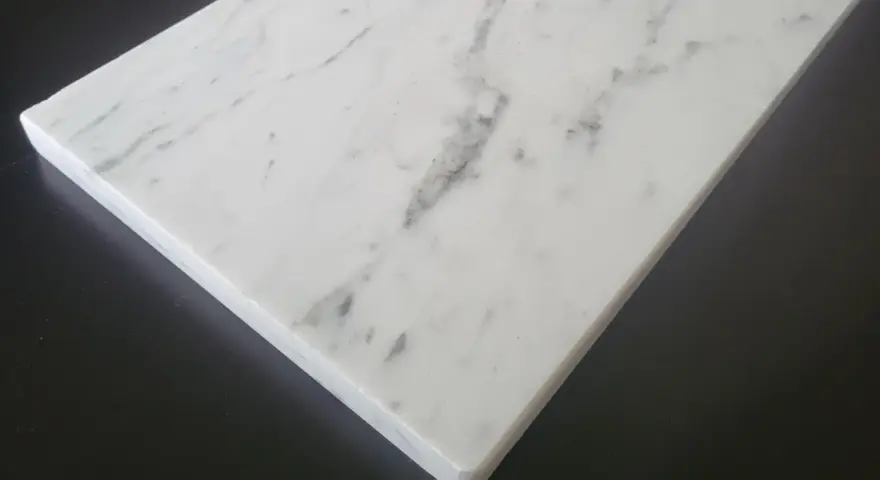 Lastra di marmo bianco venato, pronta per forare il marmo e creare un nuovo design.