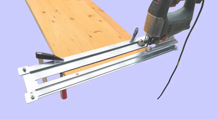 Seghetto alternativo pronto a tagliare legno su una guida metallica.