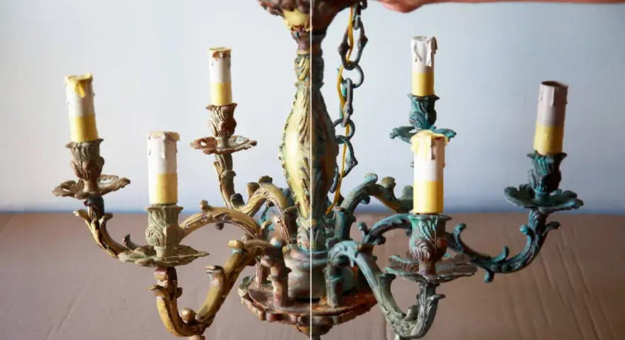 Prima e dopo: un lampadario in ottone con candele finte, mostra come pulire l'ottone con il bicarbonato per rimuovere l'ossidazione.