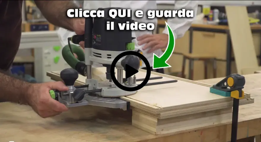 Creazione di una scanalatura nel legno senza fresa, con un utensile che guida il taglio.
